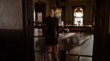 A. L. C. Pedro habit porté par le Dr Joan Watson (Lucy Liu) dans le Primaire (S05E24)