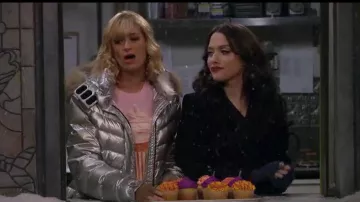 Bogner Fire & Ice DP vers le Bas Veste portée par Caroline Channing (Beth Behrs) dans 2 Broke Girls (S04E10)