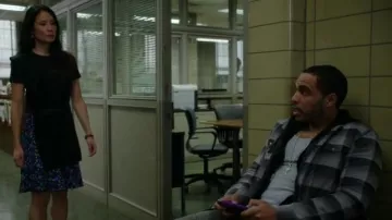 Edit Asymétrique Sculpté Collerette Mini Robe porté par le Dr Joan Watson (Lucy Liu) dans le Primaire (S05E07)