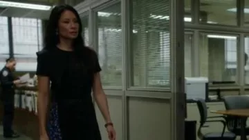 Sasha Bell Bijoux Lotus Boucles d'oreilles portées par le Dr Joan Watson (Lucy Liu) dans le Primaire (S05E07)