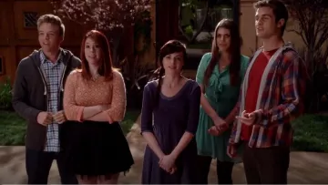 Libérer les Gens de Bon Matin, le Soleil robe portée par Jenna Hamilton (Ashley Rickards) dans Maladroite. (S03E06)