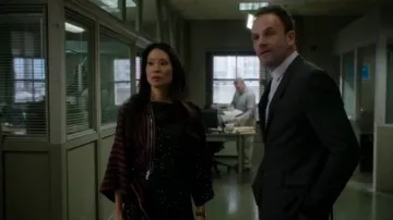 3.1 Phillip Lim Kimono à manches à Rayures Robe en Soie porté par le Dr Joan Watson (Lucy Liu) dans le Primaire (S05E07)