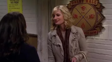 Peuple libre Végétalien en Cuir à Capuchon Veste de Moto en Gris clair porté par Caroline Channing (Beth Behrs) dans 2 Broke Girls (S04E12)