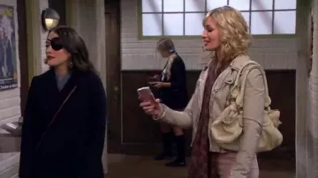 Chloe Paddington Sac porté par Caroline Channing (Beth Behrs) dans 2 Broke Girls (S04E12)