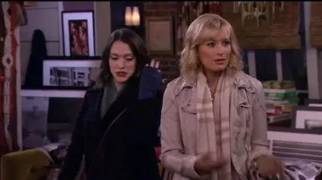 Peuple libre Végétalien en Cuir à Capuchon Veste de Moto en Gris clair porté par Caroline Channing (Beth Behrs) dans 2 Broke Girls (S04E13)