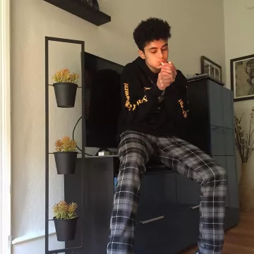 La sudadera negra de H&M en la cuenta de Instagram de @woopboykidd