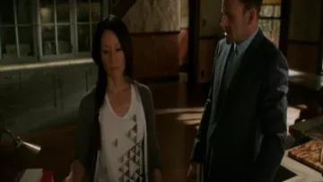 Calvin Klein Essentials Manches Satin Robe de Charbon de bois / Silverstone porté par le Dr Joan Watson (Lucy Liu) dans le Primaire (S05E08)
