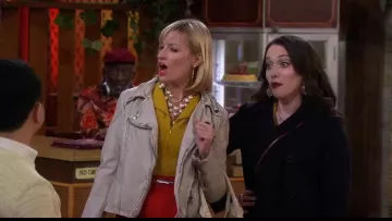 Peuple libre Végétalien en Cuir à Capuchon Veste de Moto en Gris clair porté par Caroline Channing (Beth Behrs) dans 2 Broke Girls (S04E17)