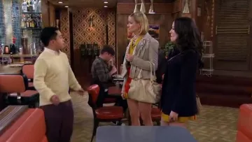 Chloe Paddington Sac porté par Caroline Channing (Beth Behrs) dans 2 Broke Girls (S04E17)