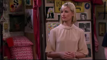 LAgence Col Roulé Manches de Flottement Chemisier porté par Caroline Channing (Beth Behrs) dans 2 Broke Girls (S04E19)