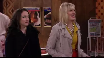 Peuple libre Végétalien en Cuir à Capuchon Veste de Moto en Gris clair porté par Caroline Channing (Beth Behrs) dans 2 Broke Girls (S04E20)
