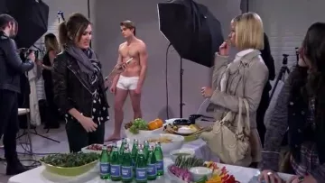 Chloe Paddington Sac porté par Caroline Channing (Beth Behrs) dans 2 Broke Girls (S04E20)