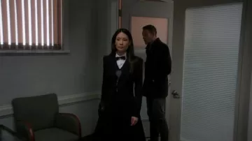 Alice + Olivia Bain Manteau porté par le Dr Joan Watson (Lucy Liu) dans le Primaire (S05E10)