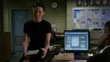 DKNY Effet d'enveloppe de Robe de Faille porté par le Dr Joan Watson (Lucy Liu) dans le Primaire (S05E12)