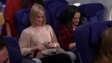 Alice + Olivia Blouson Manches Chemisier porté par Caroline Channing (Beth Behrs) dans 2 Broke Girls (S04E22)