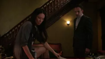 Calvin Klein Essentials Manches Satin Robe de Charbon de bois / Silverstone porté par le Dr Joan Watson (Lucy Liu) dans le Primaire (S05E13) (S05E13)