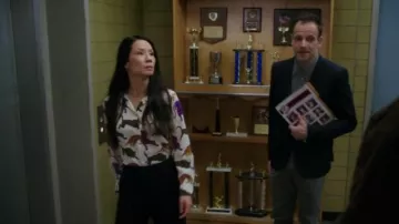 Stella McCartney Wilson Shirt porté par le Dr Joan Watson (Lucy Liu) dans le Primaire (S05E13)