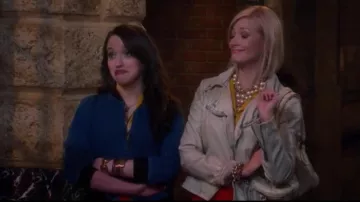 Peuple libre Végétalien en Cuir à Capuchon Veste de Moto en Gris clair porté par Caroline Channing (Beth Behrs) dans 2 Broke Girls (S05E01)
