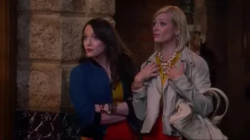 Chloe Paddington Sac porté par Caroline Channing (Beth Behrs) dans 2 Broke Girls (S05E01)