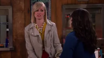 Peuple libre Végétalien en Cuir à Capuchon Veste de Moto en Gris clair porté par Caroline Channing (Beth Behrs) dans 2 Broke Girls (S05E02)