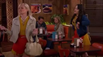 Chloe Paddington Sac porté par Caroline Channing (Beth Behrs) dans 2 Broke Girls (S05E02)