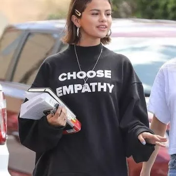 Choisissez l'Empathie Sweat-shirt porté par Selena Gomez sur Instagram compte de @amandaeliza49