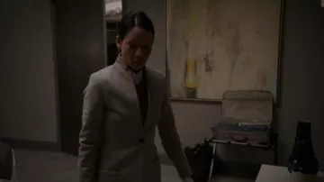Tous les Saints Leni Manteau en Taupe, Marron porté par le Dr Joan Watson (Lucy Liu) dans le Primaire (S05E14)