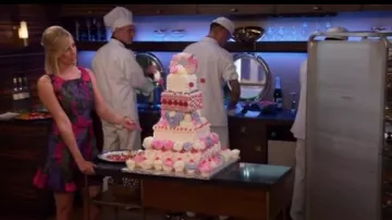 Oscar de la Renta Cousue, Fit-Et-Flare Robe portée par Caroline Channing (Beth Behrs) dans 2 Broke Girls (S05E03)