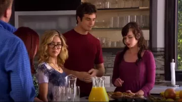 BDG chez Urban Outfitters Imprimé Scoopneck Té dans le Cosmos porté par Ming Huang (Jessica Lu) dans Maladroite. (S03E18)