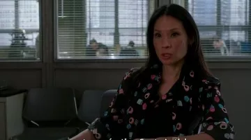 Marc Jacobs Chatte-bow Blouse porté par le Dr Joan Watson (Lucy Liu) dans le Primaire (S05E18)