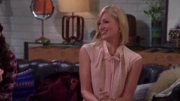 Vince Cap Sleeve Chemisier Cravate dans le Nouveau Buff porté par Caroline Channing (Beth Behrs) dans 2 Broke Girls (S05E03)