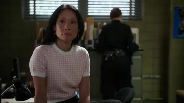 Miu Miu Vérifié Haut porté par le Dr Joan Watson (Lucy Liu) dans le Primaire (S05E18)