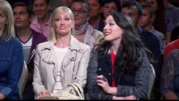 Peuple libre Végétalien en Cuir à Capuchon Veste de Moto en Gris clair porté par Caroline Channing (Beth Behrs) dans 2 Broke Girls (S05E04)