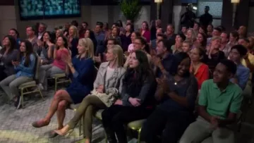 Chloe Paddington Sac porté par Caroline Channing (Beth Behrs) dans 2 Broke Girls (S05E04)