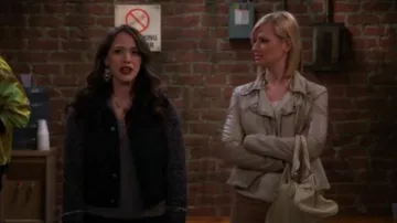 Peuple libre Végétalien en Cuir à Capuchon Veste de Moto en Gris clair porté par Caroline Channing (Beth Behrs) dans 2 Broke Girls (S05E05)