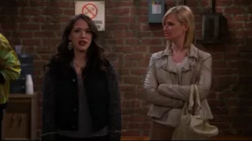 Chloe Paddington Sac porté par Caroline Channing (Beth Behrs) dans 2 Broke Girls (S05E05)