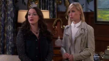 Peuple libre Végétalien en Cuir à Capuchon Veste de Moto en Gris clair porté par Caroline Channing (Beth Behrs) dans 2 Broke Girls (S05E06)