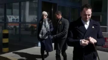 Tom Ford Cotton Pea Coat usado por Sherlock Holmes (Jonny Lee Miller) en Primaria (S03E21)