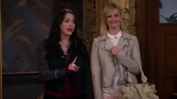 Chloe Paddington Sac porté par Caroline Channing (Beth Behrs) dans 2 Broke Girls (S05E06)