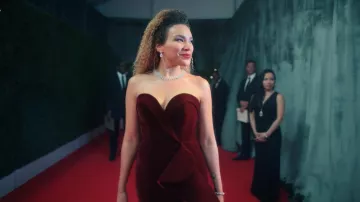 The evening gown in burgundy velvet Marc Dugall worn by Allison (Emmy Raver-Lampman) in The Umbrella Academy S01E01