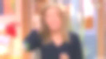 Le pull marine de Agathe Lecaron dans La maison des maternelles du 19/02/2019