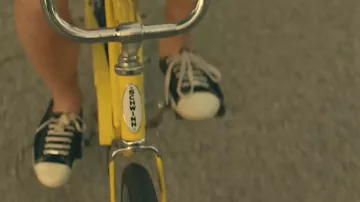 La bicicleta amarilla en el video musical de Hayley Kiyoko Girls like Girls