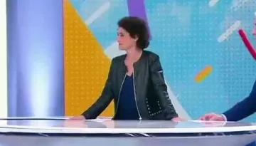 Le blouson en cuir noir  poches en cuir de velours cloutées de Brigitte-fanny Cohen dans Télématin le 18.02.2019