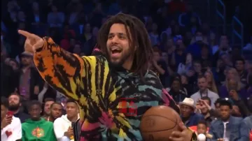 Amiri multicolore hoodie, portés par J Cole de Dennis Smith Jr Dunks Plus de J Cole de la NBA Dunk Contest 2019