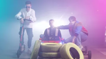 Le pull bleu à rayures de Squeezie dans la vidéo Freestyle de potes
