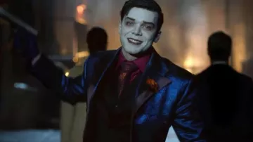 Cravate rouge porté par Jérémie (Cameron Monaghan) dans Gotham saison 5