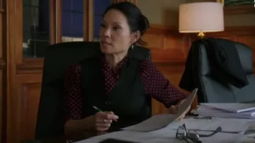 Kate Moss Cravate Col Chemisier de Soie dans Chery Rouge porté par le Dr Joan Watson (Lucy Liu) dans le Primaire (S05E06)