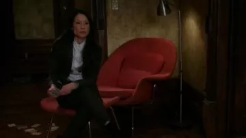 Victoria Beckham Noeud Stripe Shirt porté par le Dr Joan Watson (Lucy Liu) dans le Primaire (S05E20)