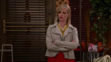 Peuple libre Végétalien en Cuir à Capuchon Veste de Moto en Gris clair porté par Caroline Channing (Beth Behrs) dans 2 Broke Girls (S05E07)