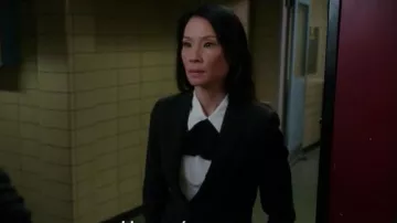Miu Miu Chatte Arc-en-Mousseline-de panneaux Crêpe de Chine de Soie Haut porté par le Dr Joan Watson (Lucy Liu) dans le Primaire (S05E20)